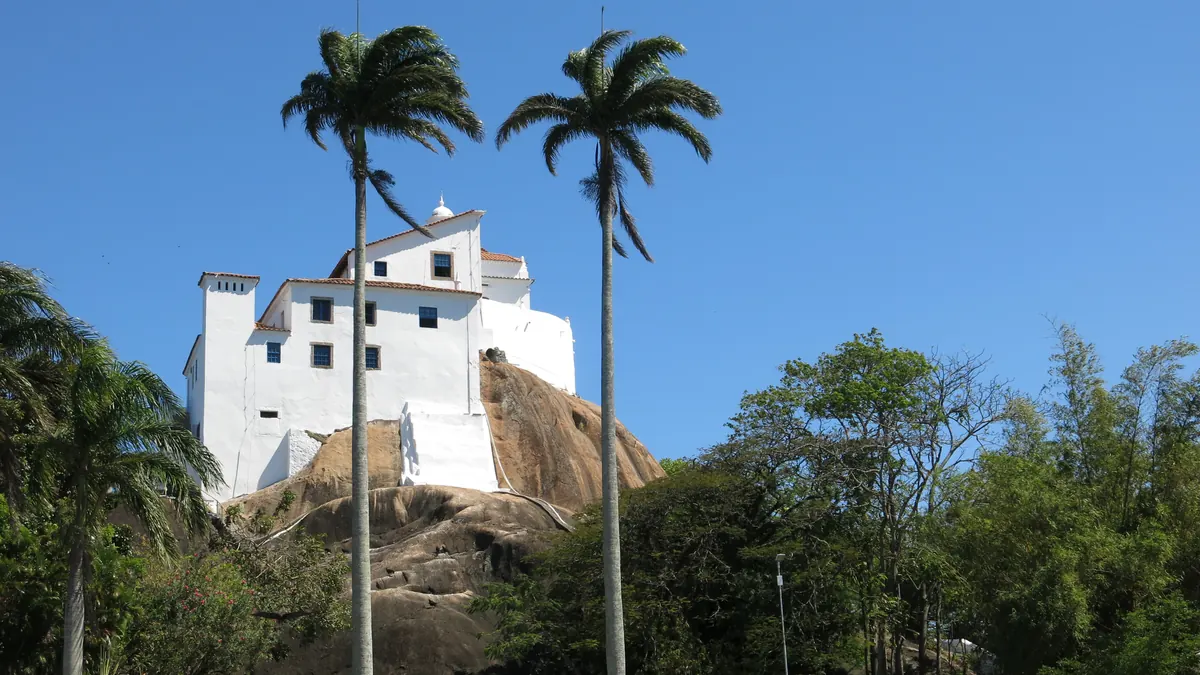 Convento da Penha sobre o rochedo em Vila Velha