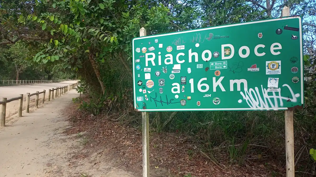 Placa de estrada com destino Riacho Doce próxima a Itaúnas