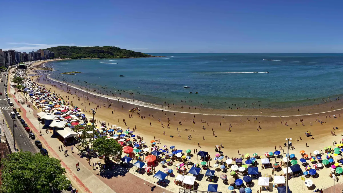 Praia do Morro cheia em dia de alta temporada em Guarapari