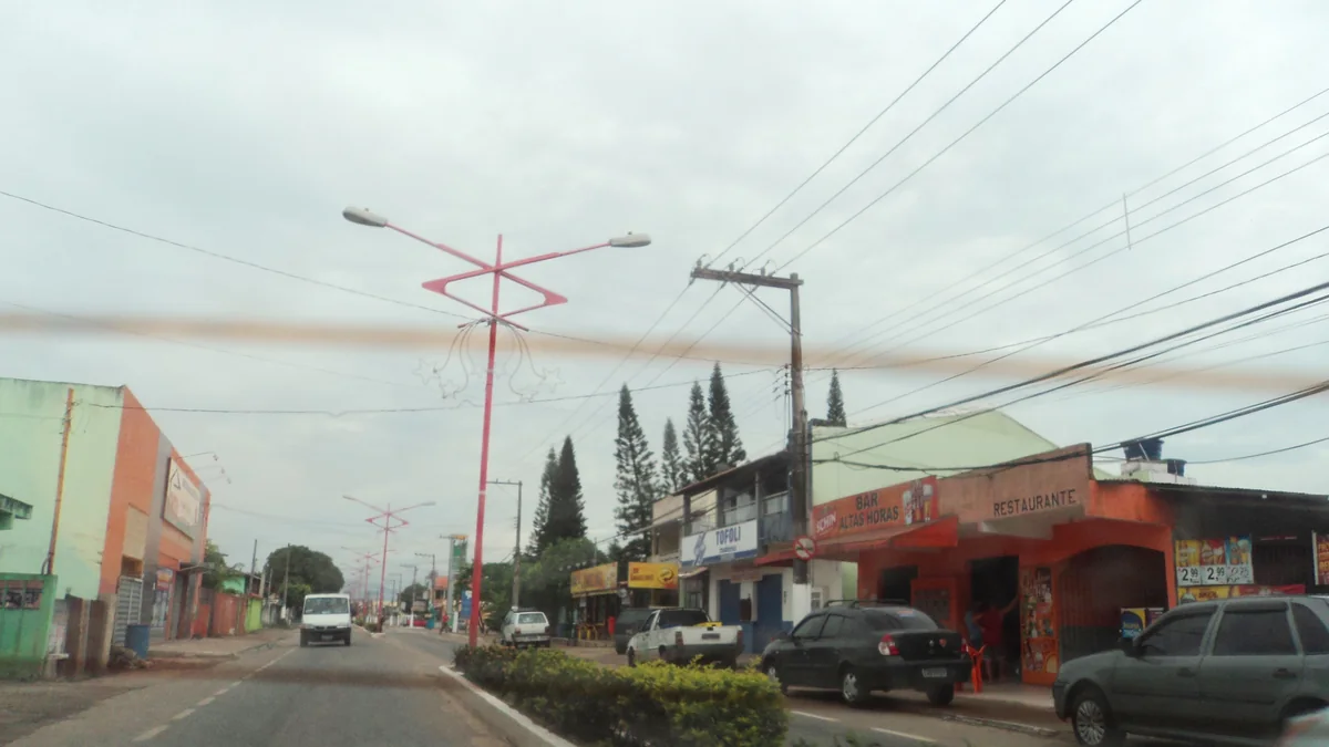 Trecho de rodovia com tráfego leve no litoral capixaba