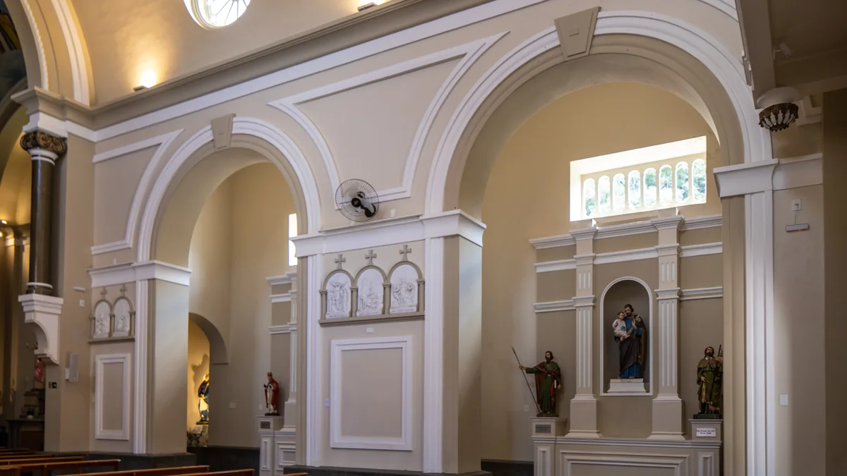 Interior de igreja histórica na região de colonização italiana do Espírito Santo
