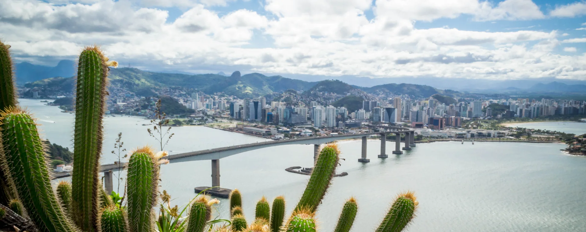 Vista de Vitória com a Terceira Ponte ao fundo